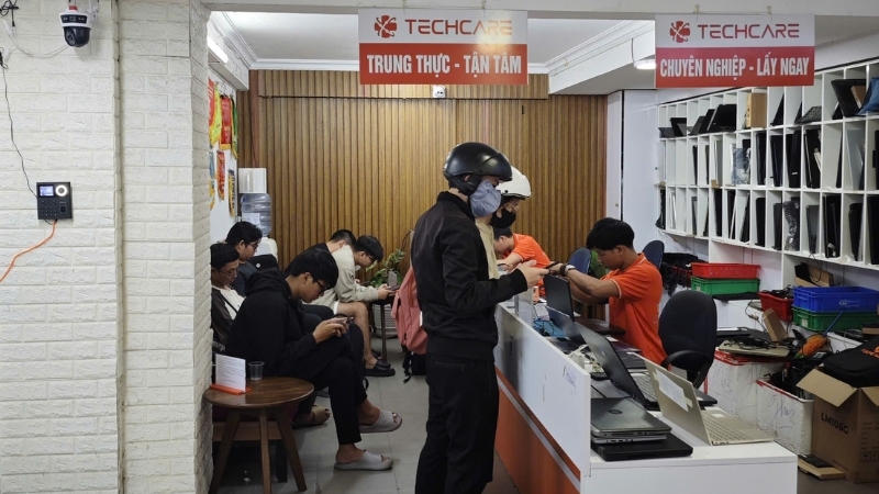 thay-nap-lung-samsung-galaxy-s24-fe-3