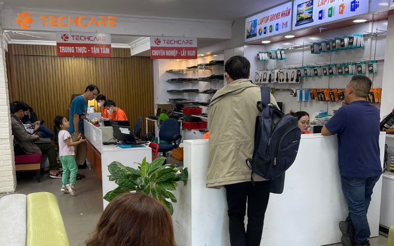 thay-nap-lung-samsung-Z-flip5-tai-techcare