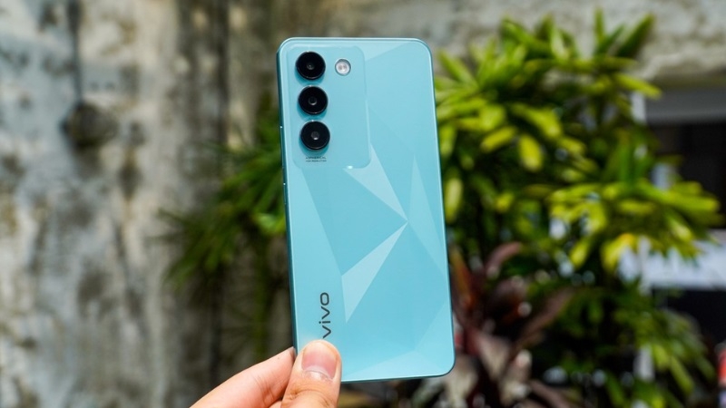 Dấu hiệu và nguyên nhân cần thay nắp lưng Vivo Y100 Dấu hiệu và nguyên nhân cần thay nắp lưng Vivo Y100