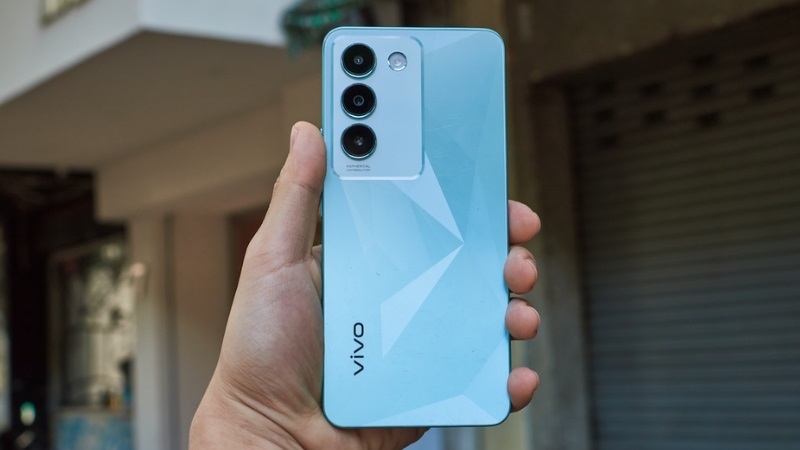 Dấu hiệu và nguyên nhân cần thay nắp lưng Vivo Y100 Dấu hiệu và nguyên nhân cần thay nắp lưng Vivo Y100