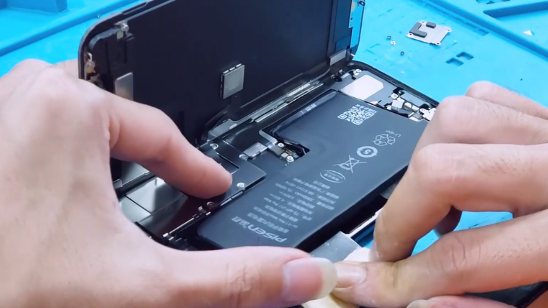 thay-pin-iphone-11-pro-max-1