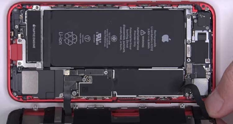 Quy trình thay pin iPhone SE 2020 từ A - Z tại Techcare