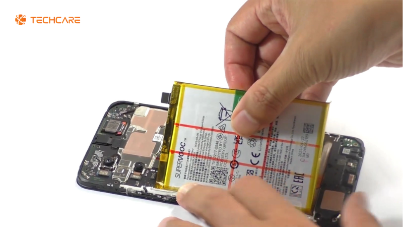 thay-pin-oppo-a58-techcare
