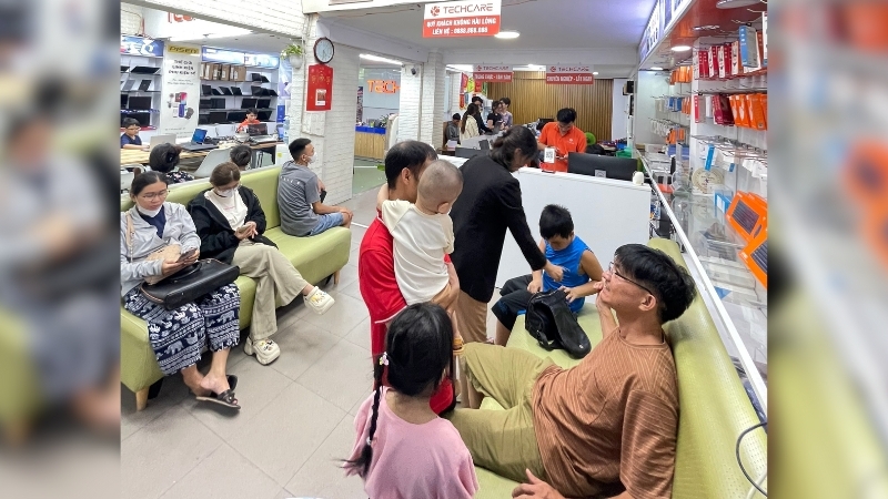 thay-pin-oppo-a60-tai-techcare