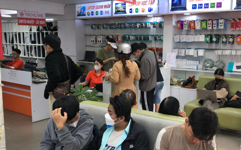 thay-pin-realme-c55-tai-techcare
