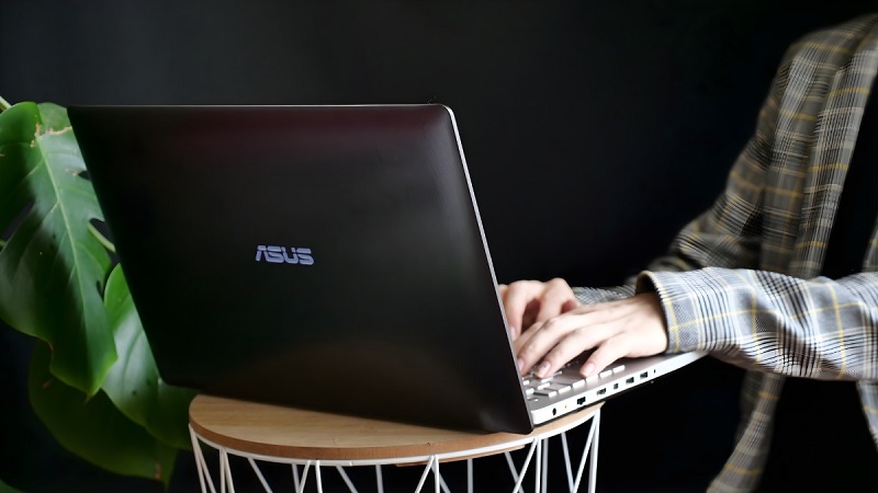 Cắm sạc laptop Asus trước khi thao tác vào BIOS