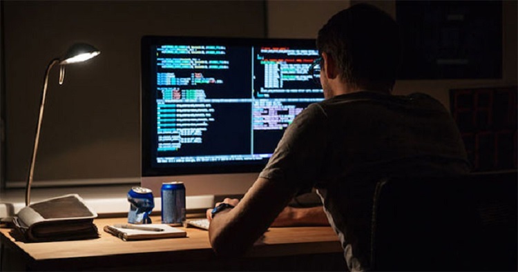 Có nên theo dõi máy tính từ xa bằng điện thoại không?