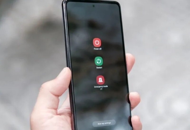 Cách tắt nguồn Samsung thông qua phím nguồn vật lý