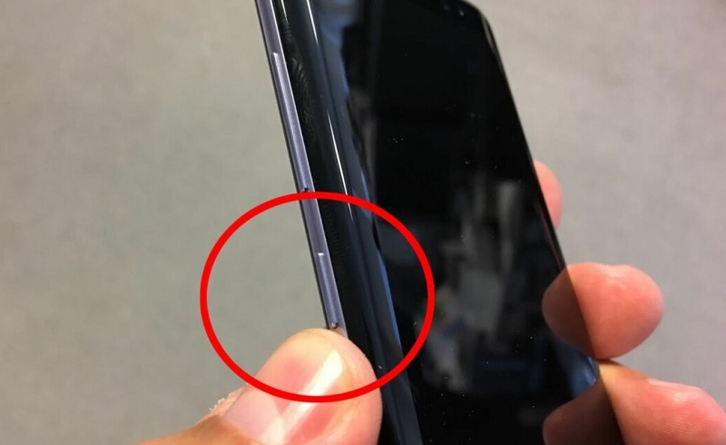 Nhấn giữ vào nút sườn