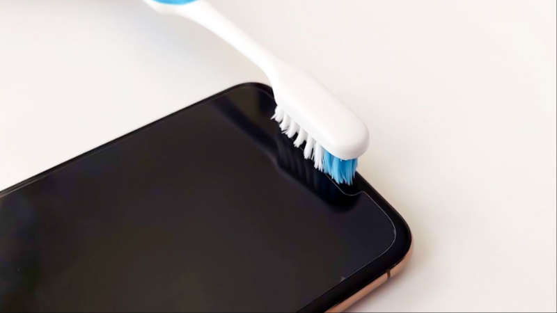 Vệ Sinh Loa Ngoài Ở Cạnh Dưới iPhone