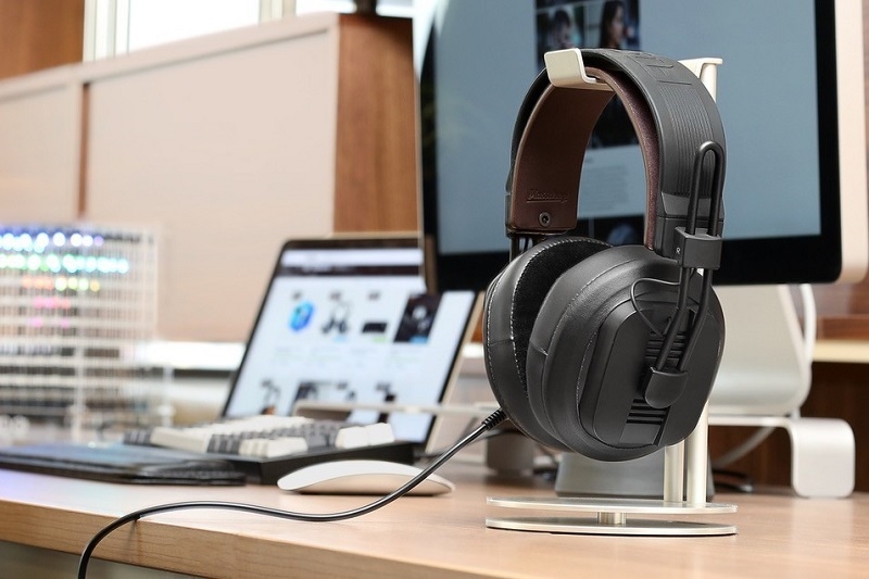 Vừa sạc laptop vừa đeo tai nghe có sao không?