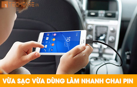 Vừa dùng vừa sạc điện thoại