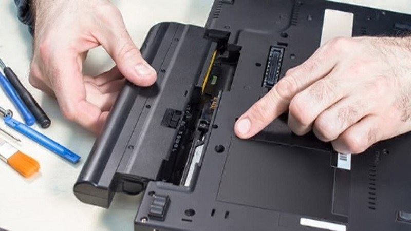 Gỡ pin ra khỏi laptop