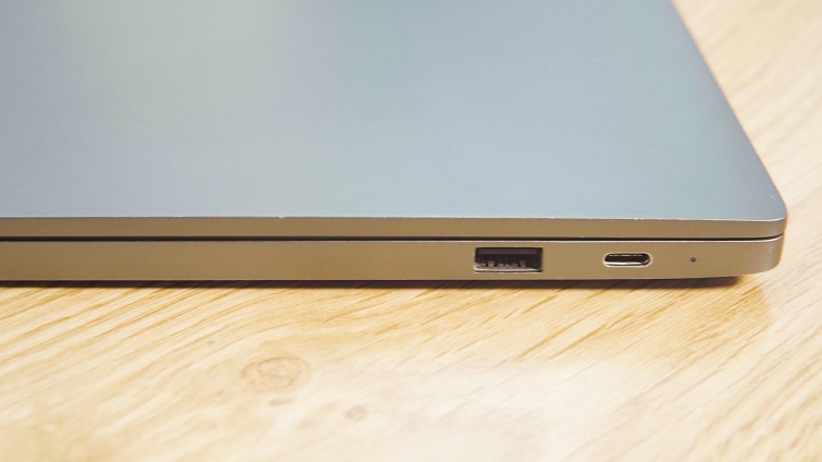 Cạnh bên trái chỉ được trang bị hai cổng kết nối