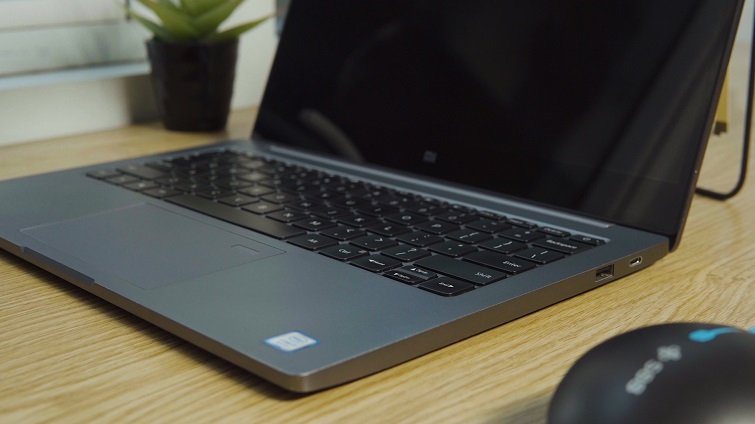 Touchpad rộng rãi, thao tác nhanh