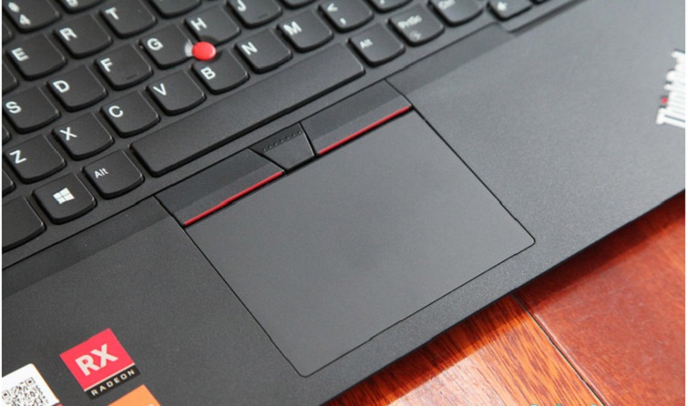 TouchPad có kích thước vừa phải và bề mặt khá là ổn định