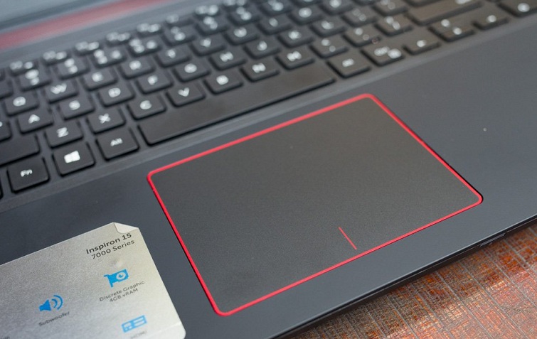 Viền touchpad được in màu đỏ cùng với dải màu đỏ chạy dài
