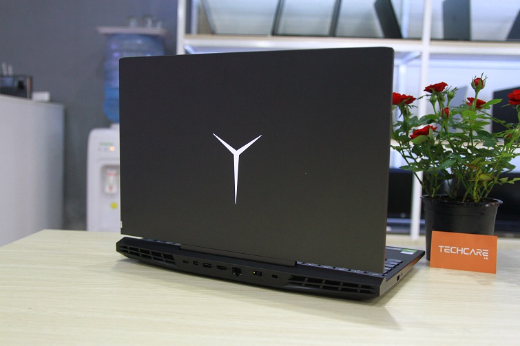 Điểm nổi bật hơn đó là chiếc Logo chữ Y đặc trưng của dòng laptop Legion của hãng Lenovo